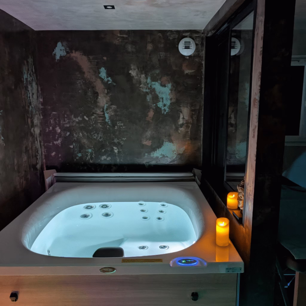 Suite Ananda, love room à Carnac avec spa privé
