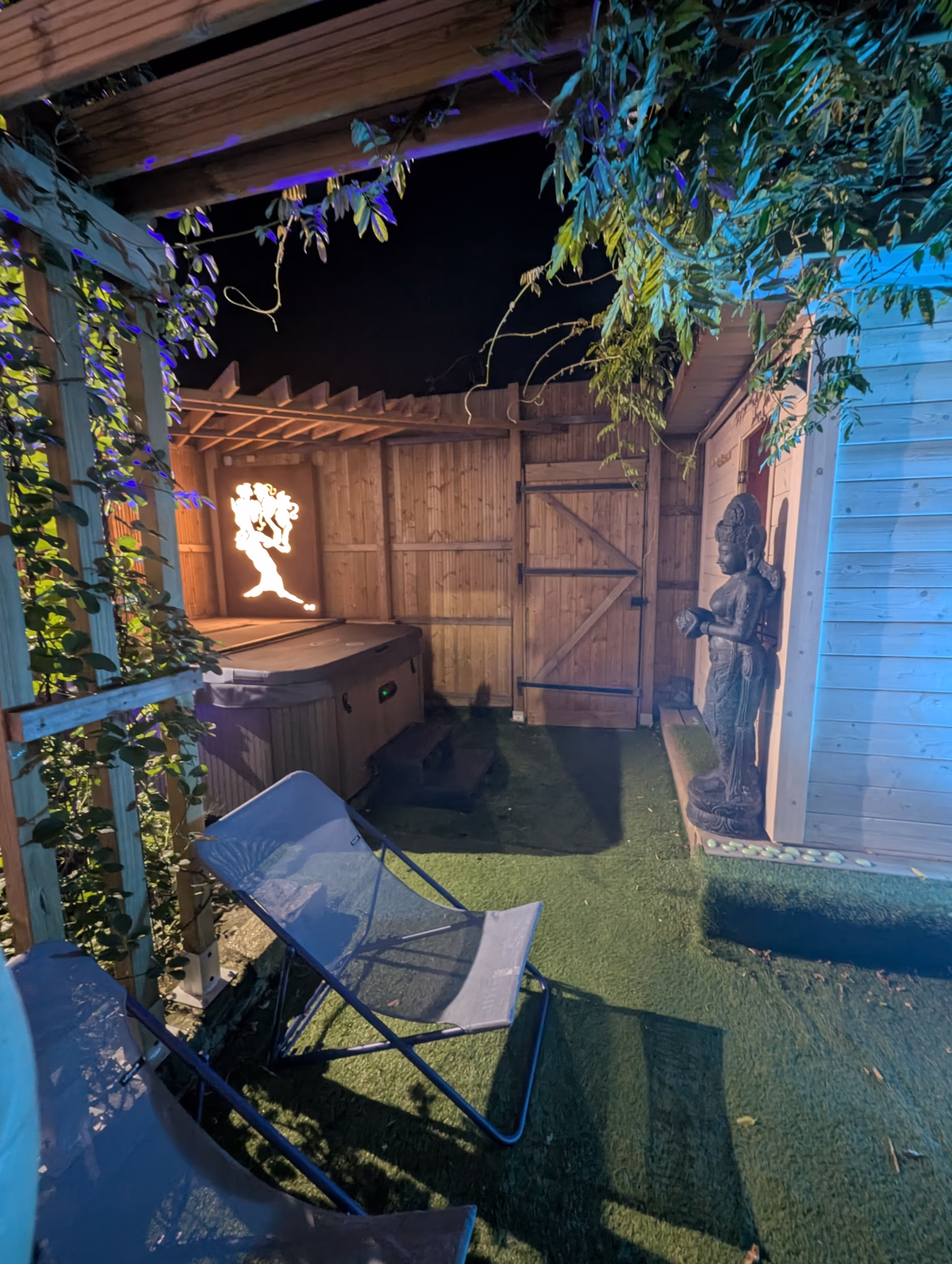 Jardin privatif avec spa et sauna dans la Suite Samadhi Spa à Carnac
Espace extérieur intime pour un séjour romantique à Carnac
