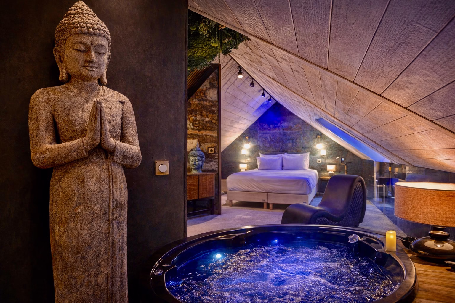 Suite romantique avec spa privatif, ambiance zen et lumière tamisée à Carnac