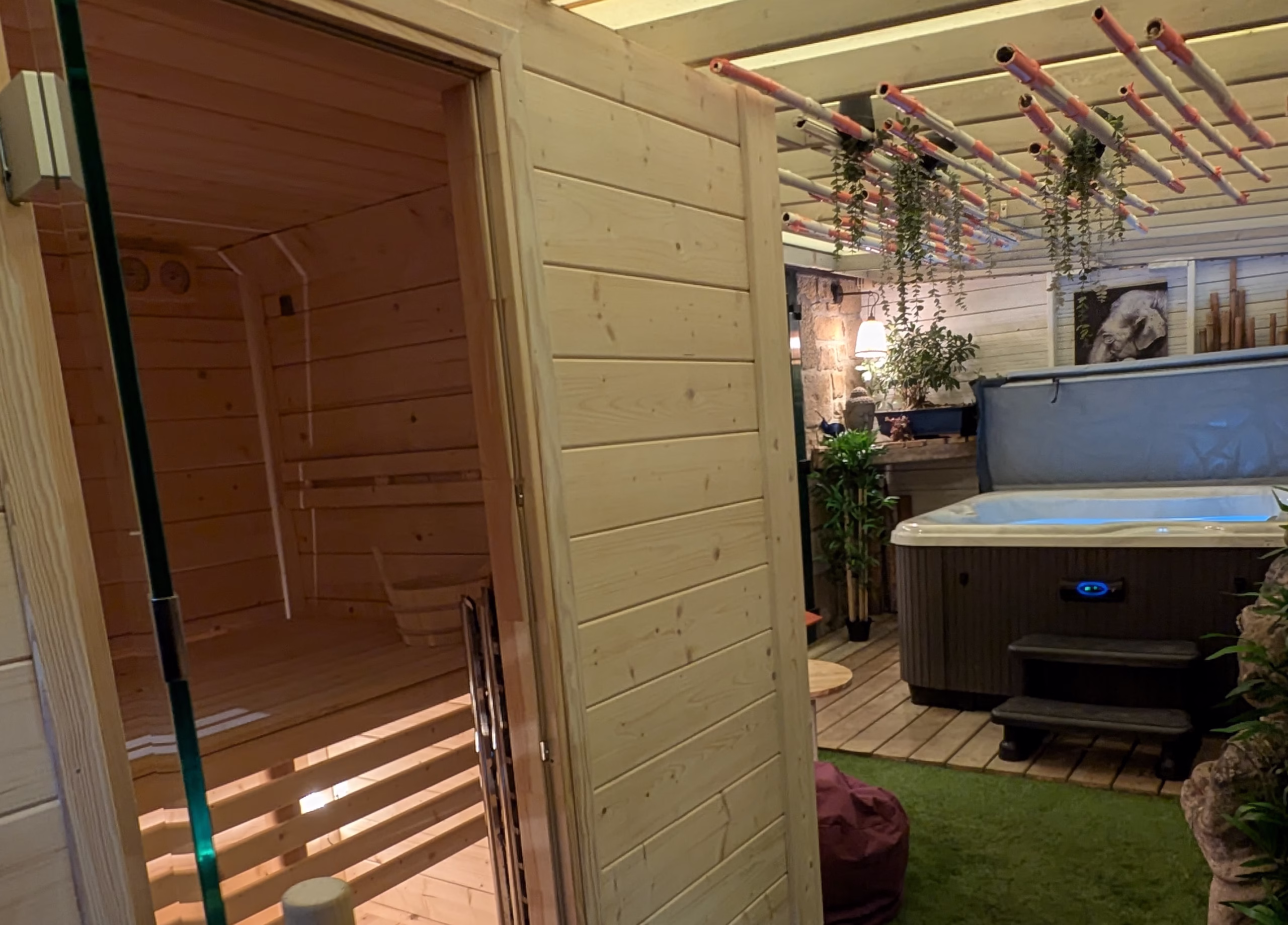 sauna et jacuzzi privatif dans une suite bien-être en Bretagne Sud