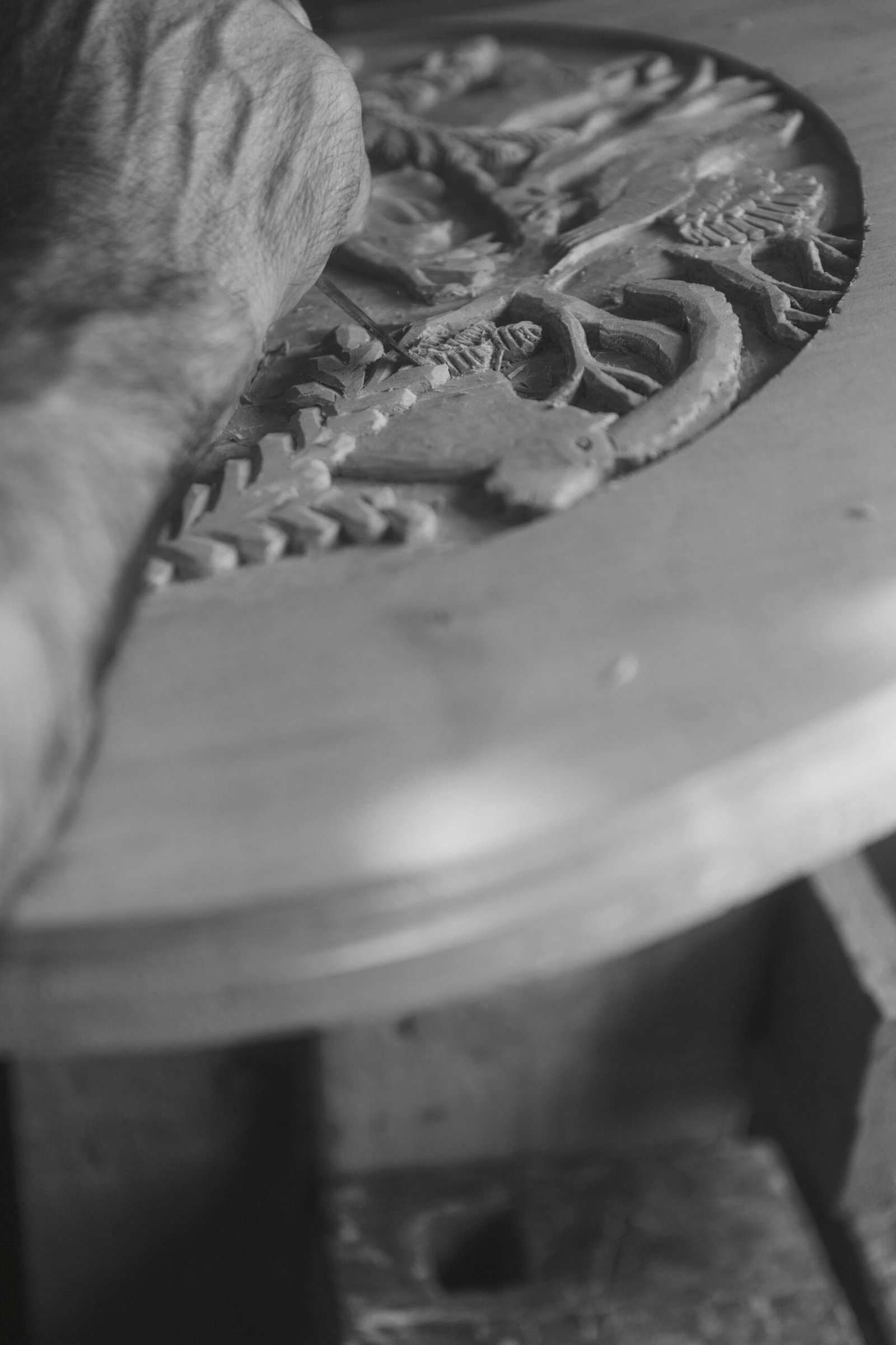 Mains travaillant le bois - artisanat Bouddha Bleu