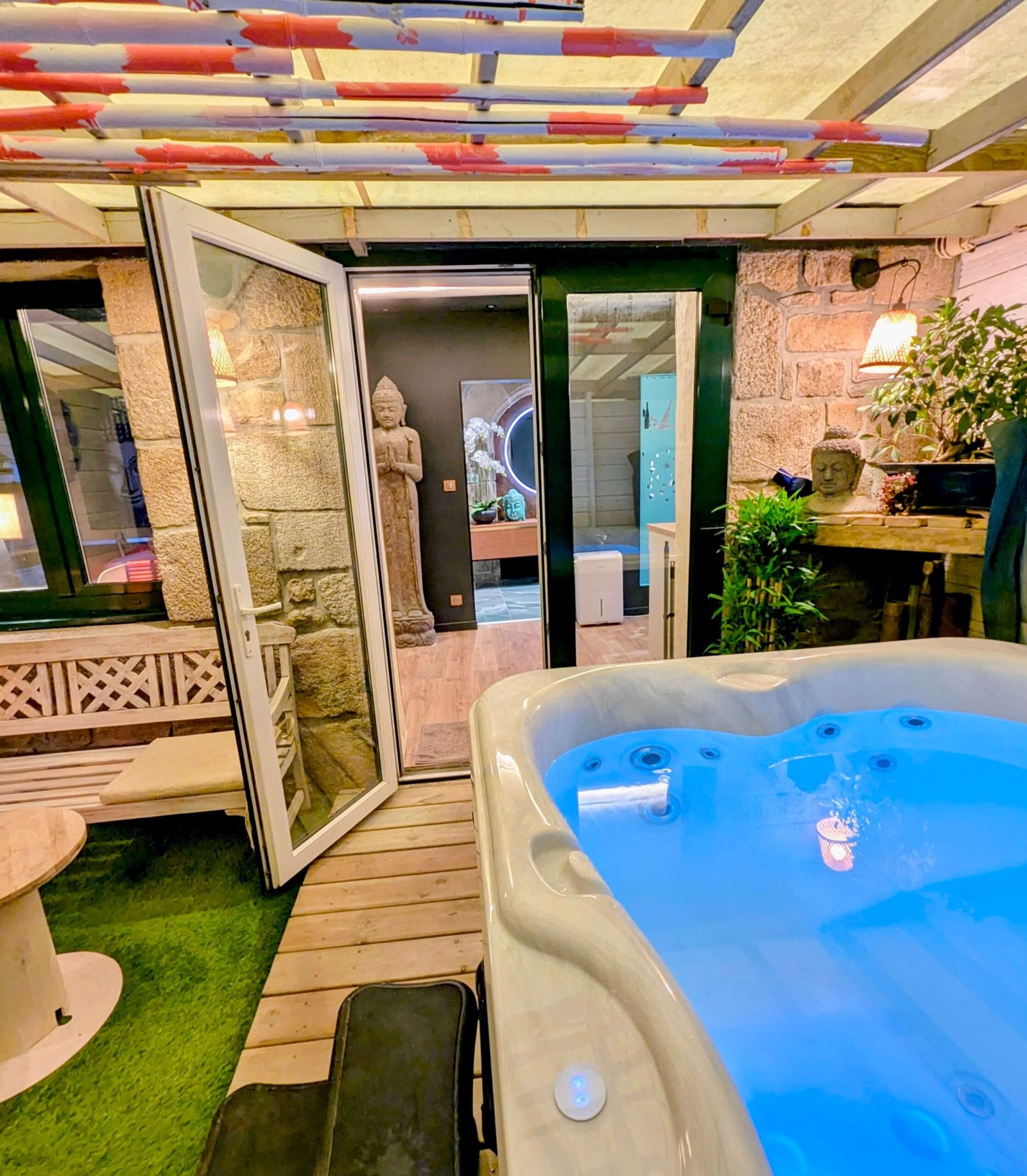 Jacuzzi thérapeutique haut de gamme dans la love room à Carnac