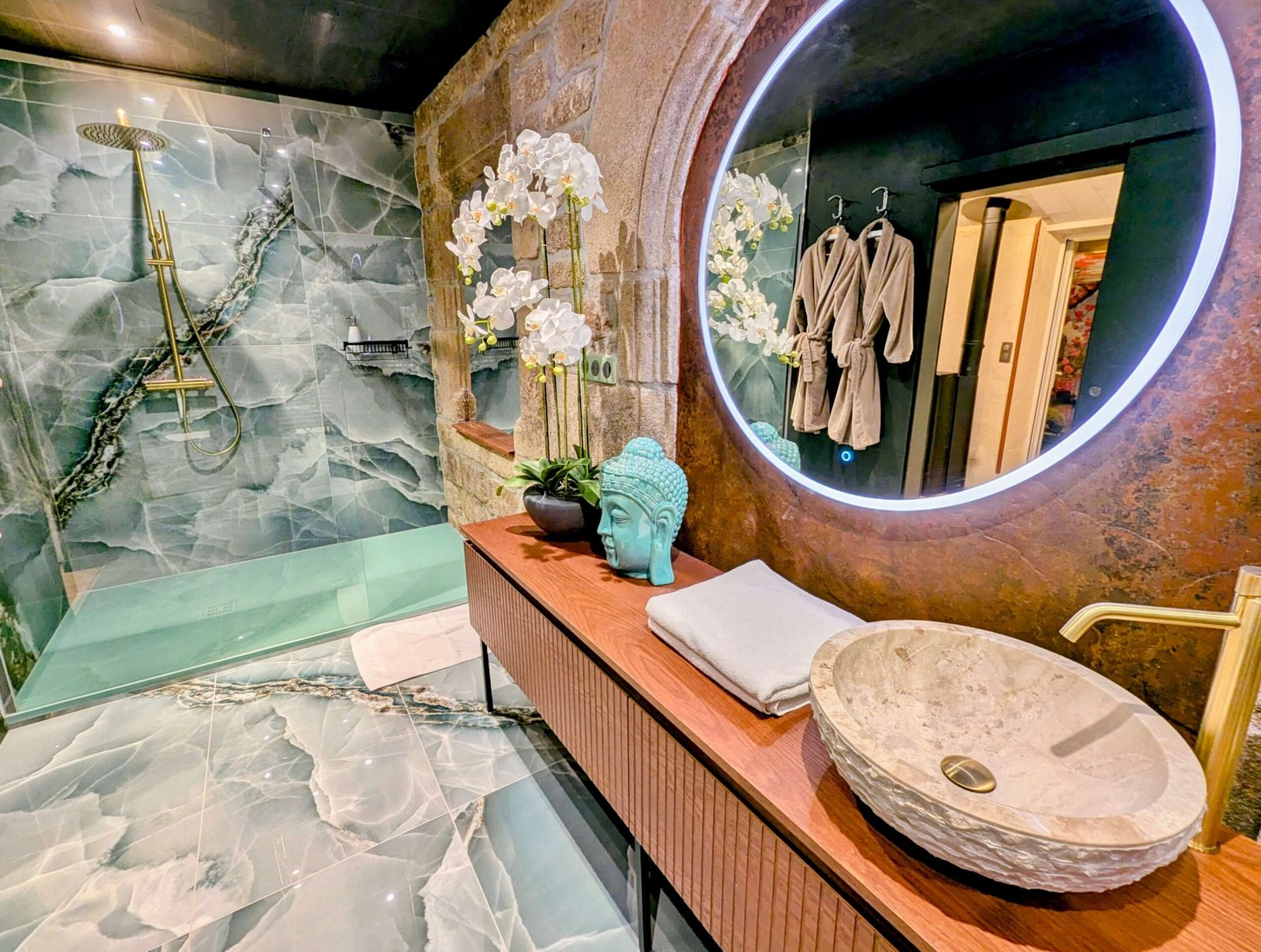 Salle de bain design en pierre et onyx à Carnac