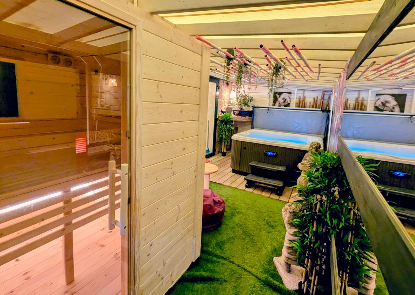Espace Spa jacuzzi privatif et sauna sur terrasse couverte de la Suite Nirvana à Carnac