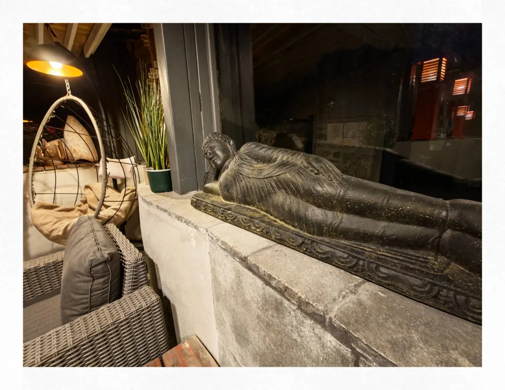 Statue de Bouddha couché et fauteuil suspendu dans le nouvel espace spa privatif de la suite Ananda à Carnac
