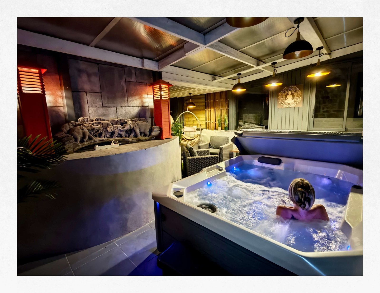 Suite Ananda Spa avec jacuzzi privatif HotSpring, table de massage et fauteuil massant à Carnac dans le Morbihan