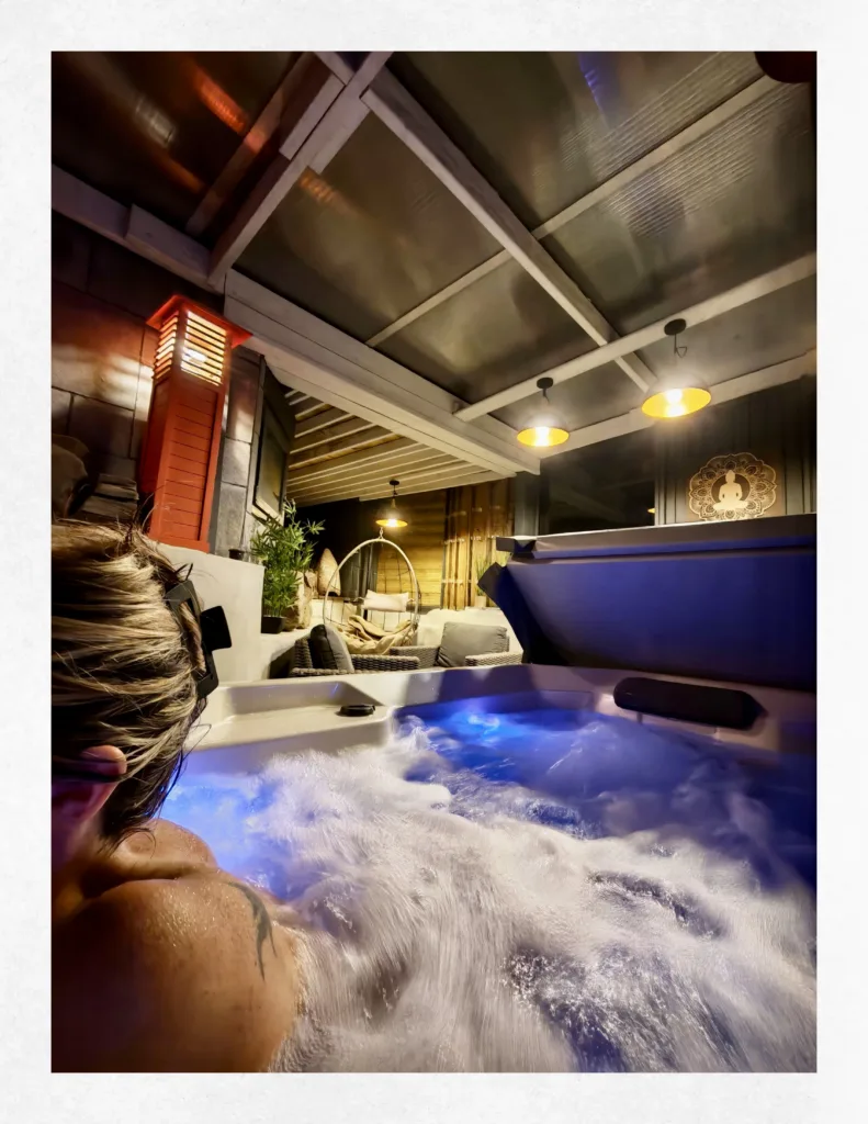 Grand spa jacuzzi privatif 3 places en fonction sous le patio couvert et illuminé de la Suite Ananda Duplex à Carnac.
