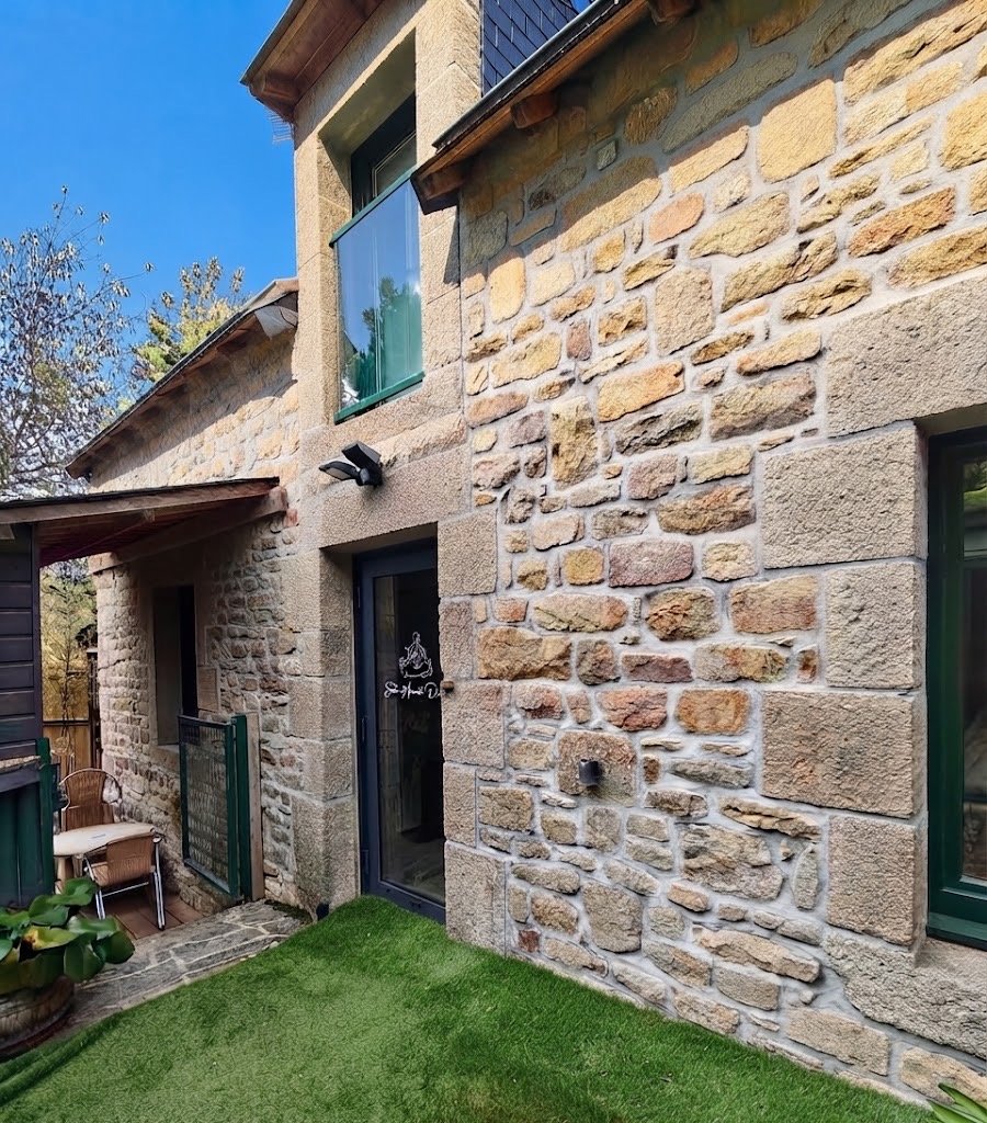 Petite maison en pierre de granit de la suite Ananda à Carnac