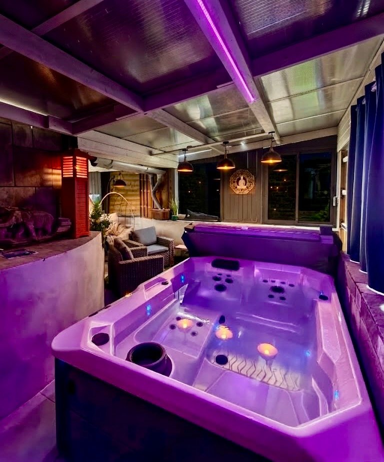 Grand spa jacuzzi privatif Hotspring sous le patio de la suite Ananda à Carnac