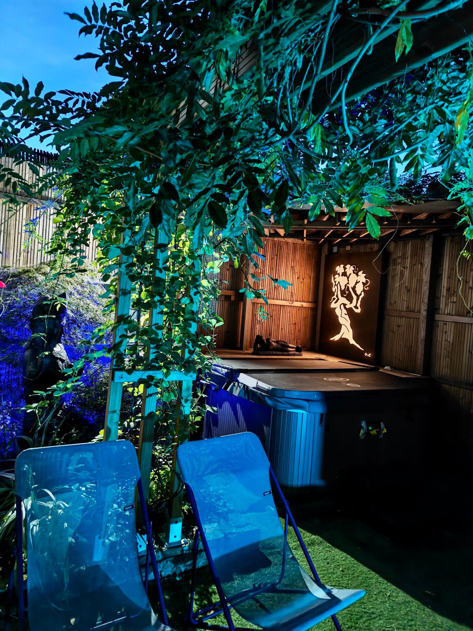 Patio extérieur végétalisé et éclairé avec spa jacuzzi privatif de la Suite Samadhi à Carnac Morbihan